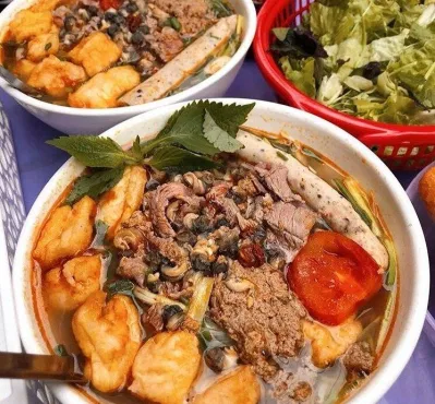 Một bán bún riêu Hồng Phúc với đầy đủ các loại topping đa dạng và bắt mắt (nguồn: internet)