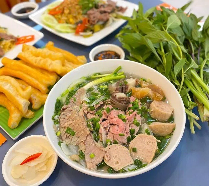 Phở là một trong những món ăn quen thuộc của tất cả mọi người đặc biệt trọn hương vị truyền thống tại quán ăn ngon Phở 10 Lý Quốc Sư (nguồn: internet)