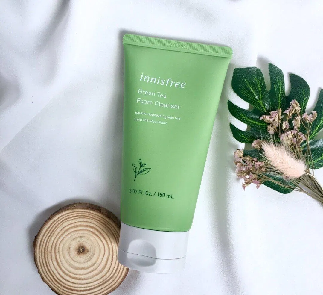 Sữa rửa mặt dành cho tuổi dậy thì Innisfree Green Tea Foam Cleanser (Ảnh: Internet).