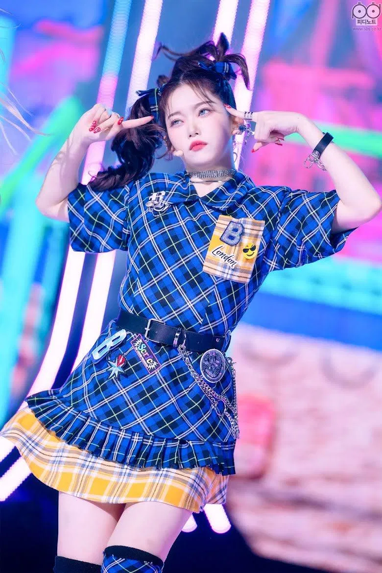 Tsuki (Billlie) ngôi sao K-Pop là lý do khiến buộc tóc hai bên trở thành kiểu tóc xu hướng mùa hè. (Nguồn: Internet)