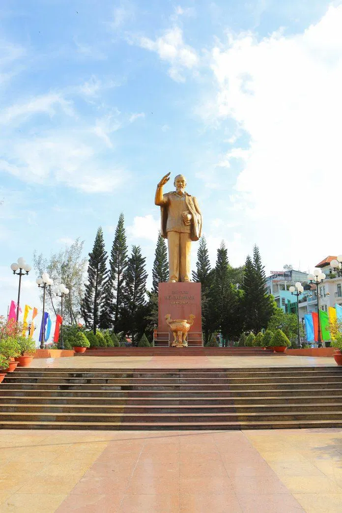 Tượng đài Bác Hồ tại Bến Ninh Kiều (ảnh: Trương Vũ Trần)
