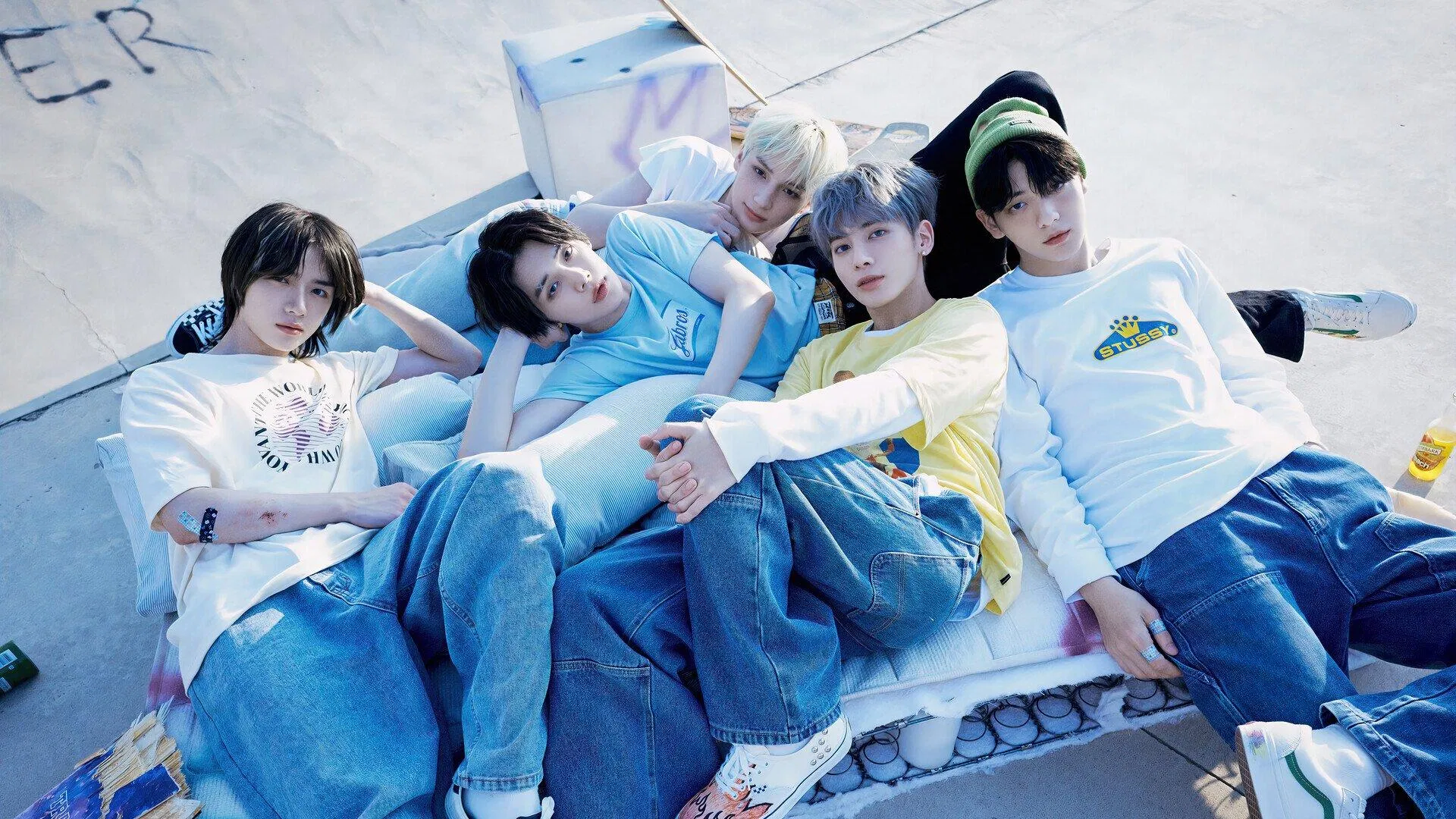 Hanteo báo cáo rằng doanh số của mini album đã đạt 1,072,854 bản chỉ trong hai ngày ngắn ngủi Hanteo báo cáo rằng doanh số của mini album đã đạt 1,072,854 bản chỉ trong hai ngày ngắn ngủi