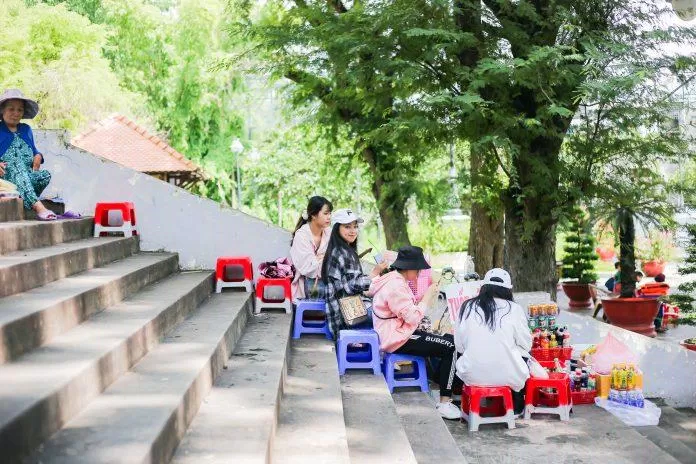 Uống nước nghỉ ngơi tại lăng Thoại Ngọc Hầu (ảnh: Trường Vũ Trần)