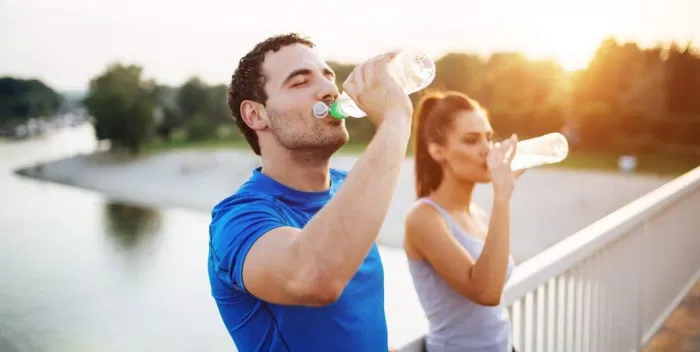 Uống nước là rất quan trọng khi tập thể dục (Ảnh: Internet).