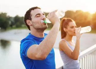 Uống nước là rất quan trọng khi tập thể dục (Ảnh: Internet).