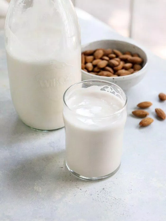Sữa hạnh nhân chứa ít protein (Ảnh: Internet).