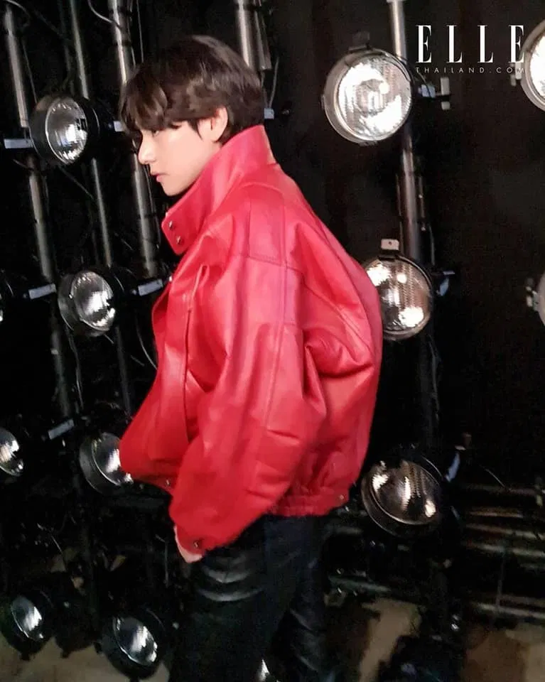 V xuất hiện với vẻ ngaoif lãng tử trong chiếu Jacket đỏ (nguồn: internet).