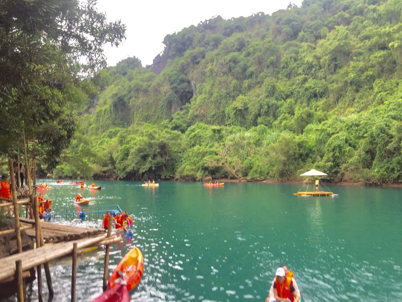 Khu vui chơi dưới nước tại Sông Chày Hang Tối. (Ảnh: Kim Cúc) Khu vui chơi dưới nước tại Sông Chày Hang Tối. (Ảnh: Kim Cúc)