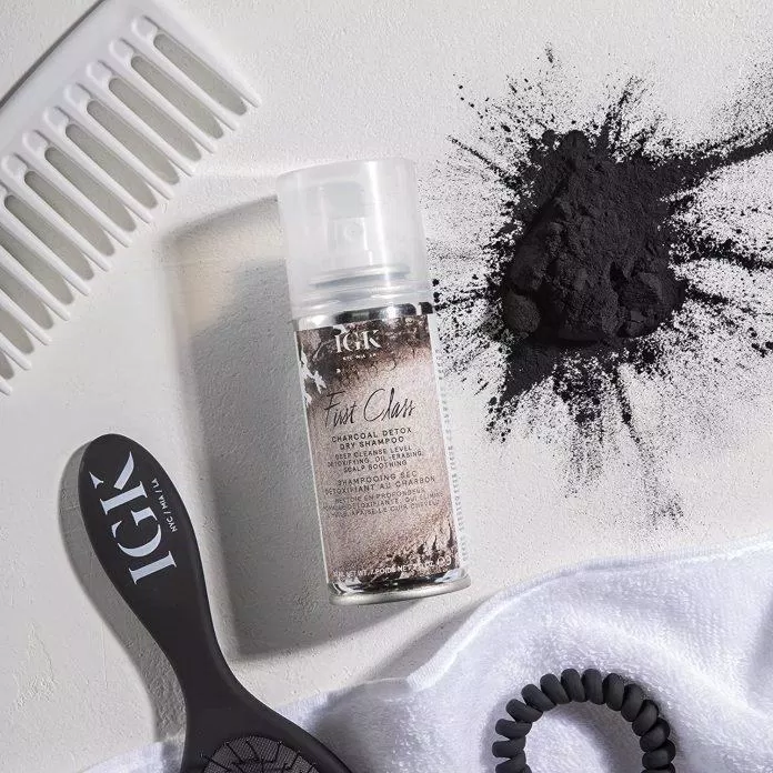Dầu gội khô IGK First Class Charcoal Detox Dry Shampoo - "người bạn" không thể thếu cho mái tóc ngày hè (ảnh: internet)
