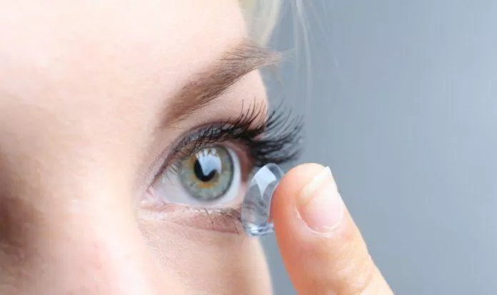 Phải cẩn thận khi dùng kính áp tròng để không làm tổn thương mắt (Ảnh: Internet).