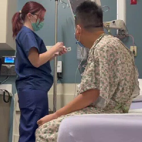 Hình ảnh nữ y tá thăm khám cho Khoa Pug trước cuộc phẫu thuật. (Ảnh: tác giả)