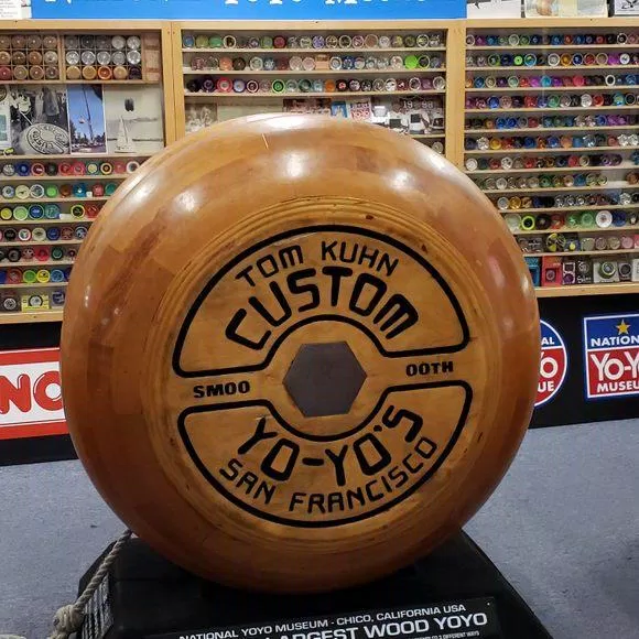 Chiếc yo-yo bằng gỗ lớn nhất thế giới (Nguồn: Internet)