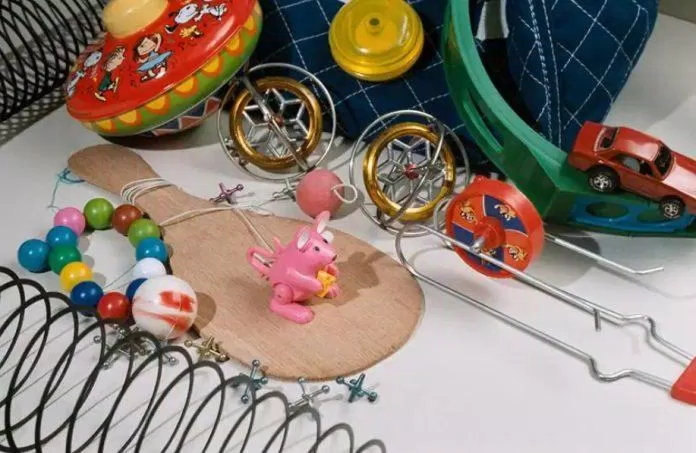 Những món đồ chơi được tàu Challenger đưa vào không gian, trong đó có yo-yo (Nguồn: Internet)