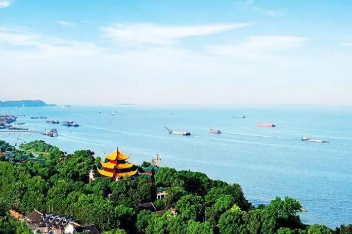Tháp Nhạc Dương nhìn từ xa (Nguồn ảnh: Internet)