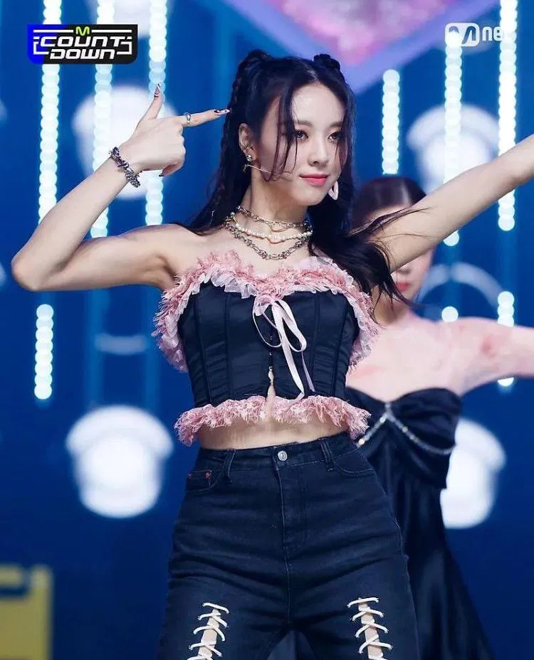 Yuna (ITZY) ngôi sao K-Pop là lý do khiến buộc tóc hai bên trở thành kiểu tóc xu hướng mùa hè. (Nguồn: Internet)