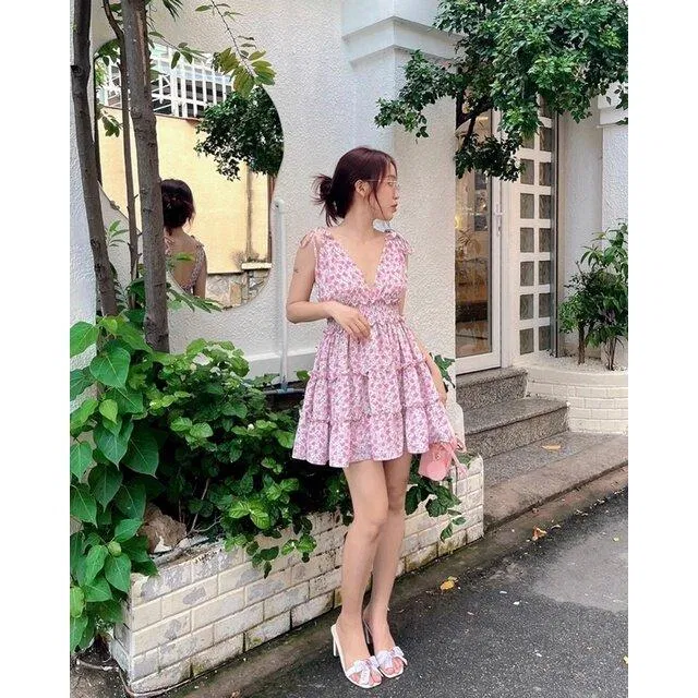 Đầm hoa xẻ ngực (Nguồn: internet)