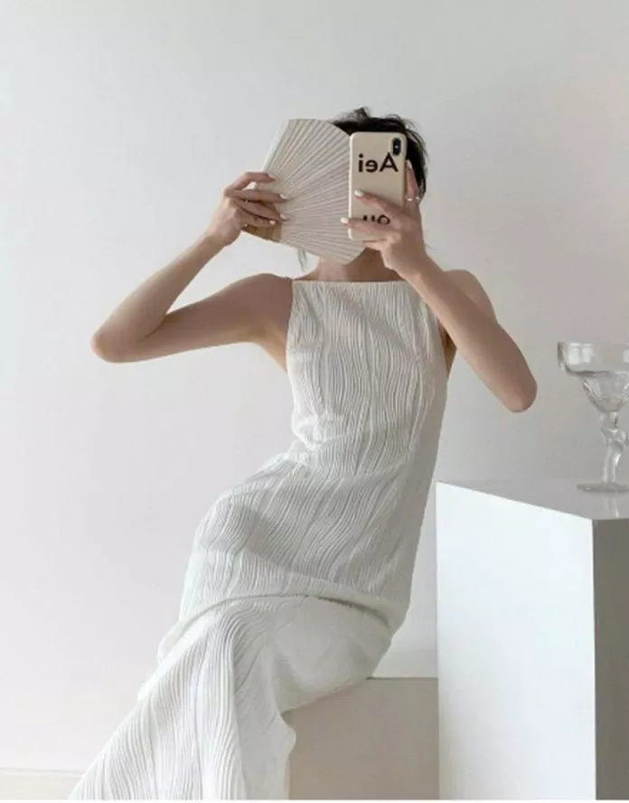 Váy hở vai dáng ôm vừa vặn phối khóa kim loại và ngọc trai phong cách gợi cảm