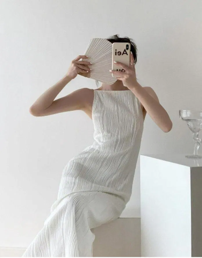 Váy hở vai dáng ôm vừa vặn phối khóa kim loại và ngọc trai phong cách gợi cảm