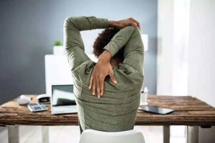 Tập một vài động tác yoga đơn giản giúp cả cơ thể và đầu óc được thư giãn (Nguồn: Internet)