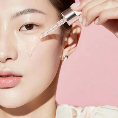 Thoa serum là bước quan trọng khi chăm sóc da
