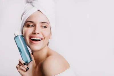 Apply nước hoa hồng để cân bằng độ pH ( ảnh: internet)