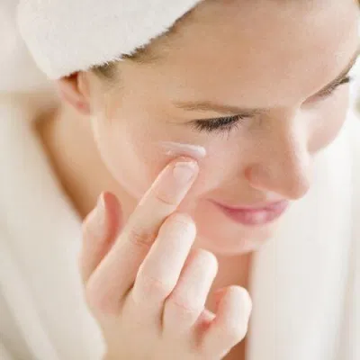 Khóa ẩm để kết thúc quá trình chăm sóc da