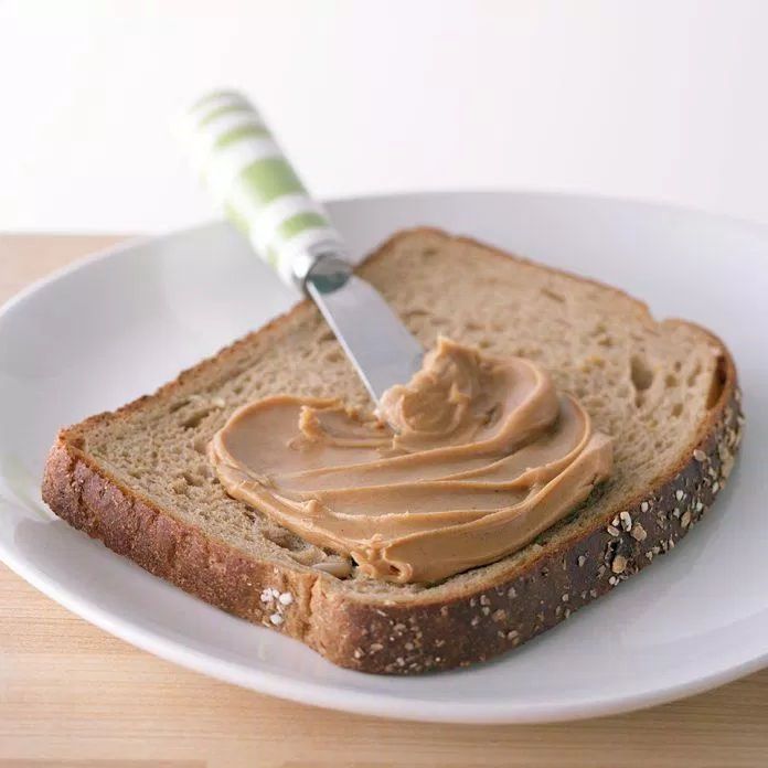 Ăn nhẹ bằng bánh mì nguyên cám nướng và bơ đậu phộng (Ảnh: Internet).