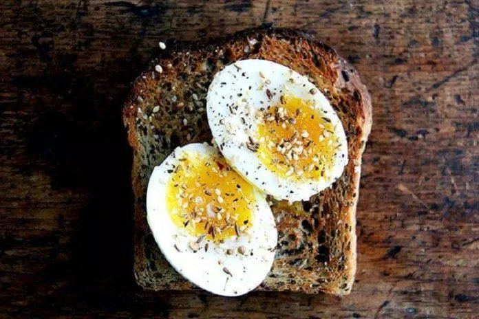 Ăn nhẹ bằng trứng luộc và bánh mì nguyên cám (Ảnh: Internet).