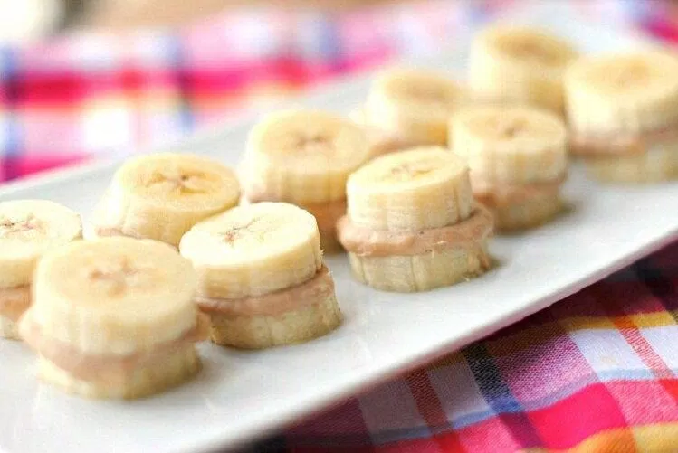 Ăn nhẹ bằng chuối và bơ đậu phộng (Ảnh: Internet). Ăn nhẹ bằng chuối và bơ đậu phộng (Ảnh: Internet).