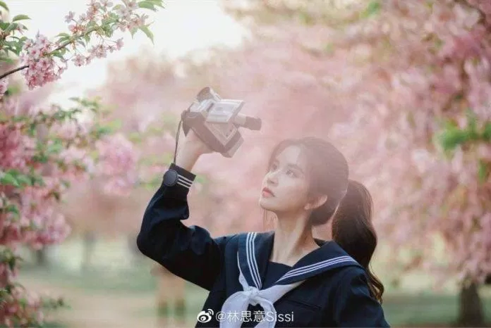 Ngoài diễn xuất và ca hát, Lâm Tư Ý còn làm mẫu ảnh cho các tạp chí (ảnh: Internet)