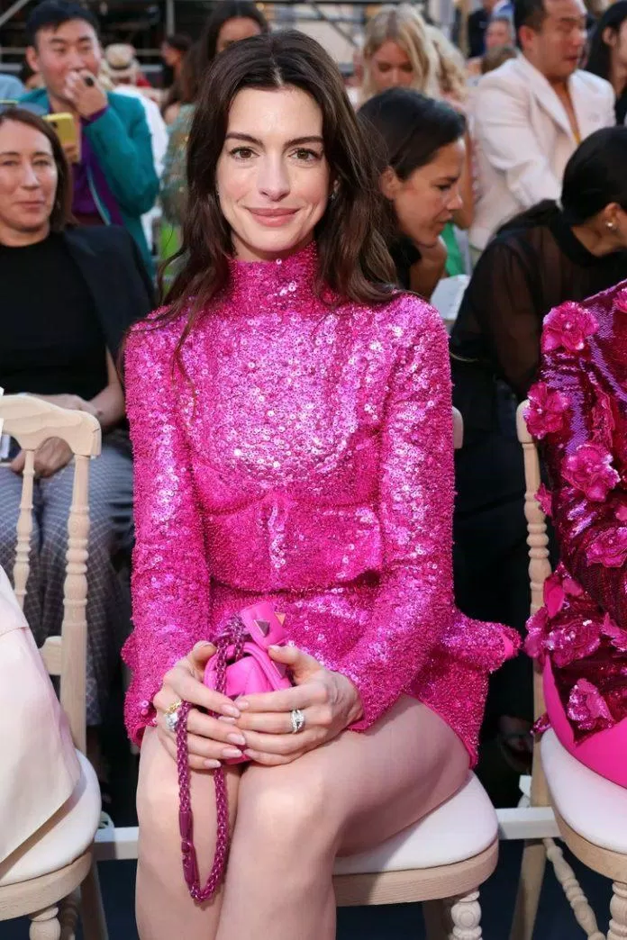 Anne Hathaway tại Valentino Fashion Show 2022