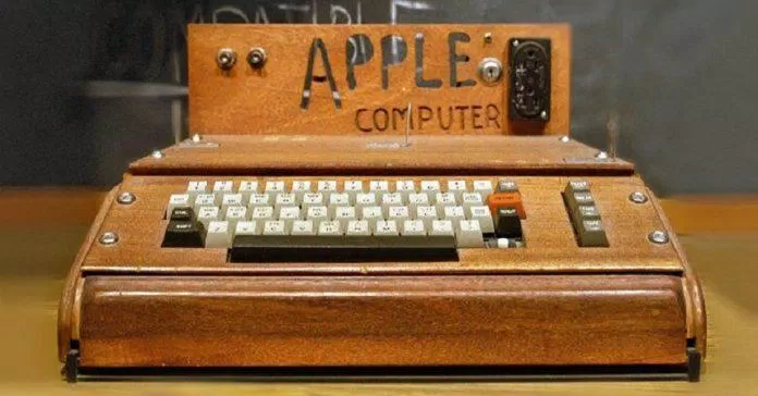 Chiếc máy tính đầu tiên của Apple trông cực kỳ thô sơ (Ảnh: Internet)
