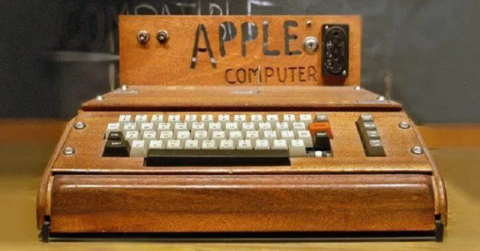 Chiếc máy tính đầu tiên của Apple trông cực kỳ thô sơ (Ảnh: Internet) Chiếc máy tính đầu tiên của Apple trông cực kỳ thô sơ (Ảnh: Internet)