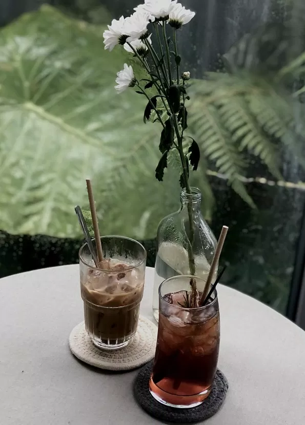 Chè bưởi hồng và cà phê đá cho một buổi chiều mưa.  (Nguồn ảnh: Serumi)