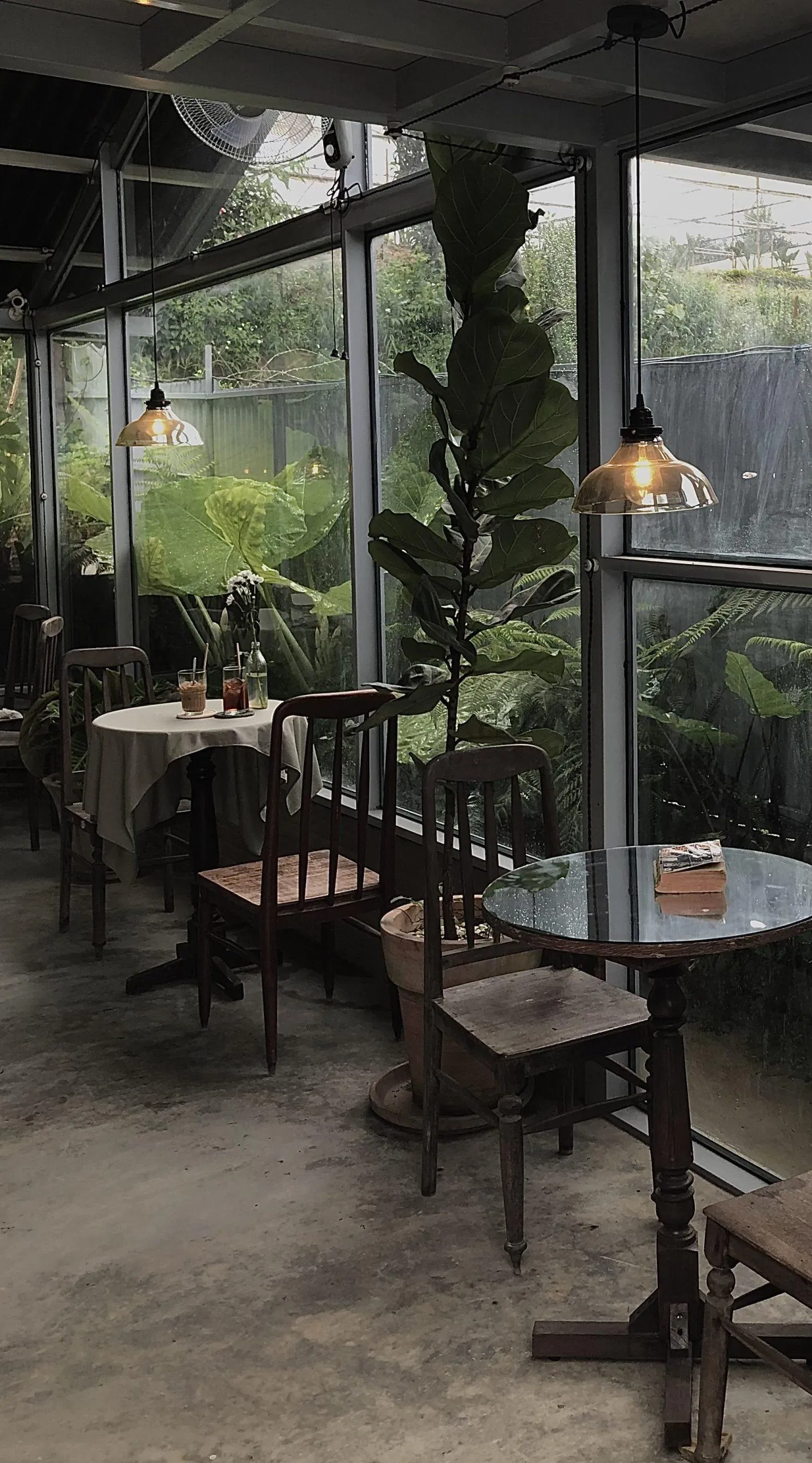 Quán thiết kế theo phong cách Châu Âu cổ điển và trầm lắng (Nguồn: BlogAnChoi).