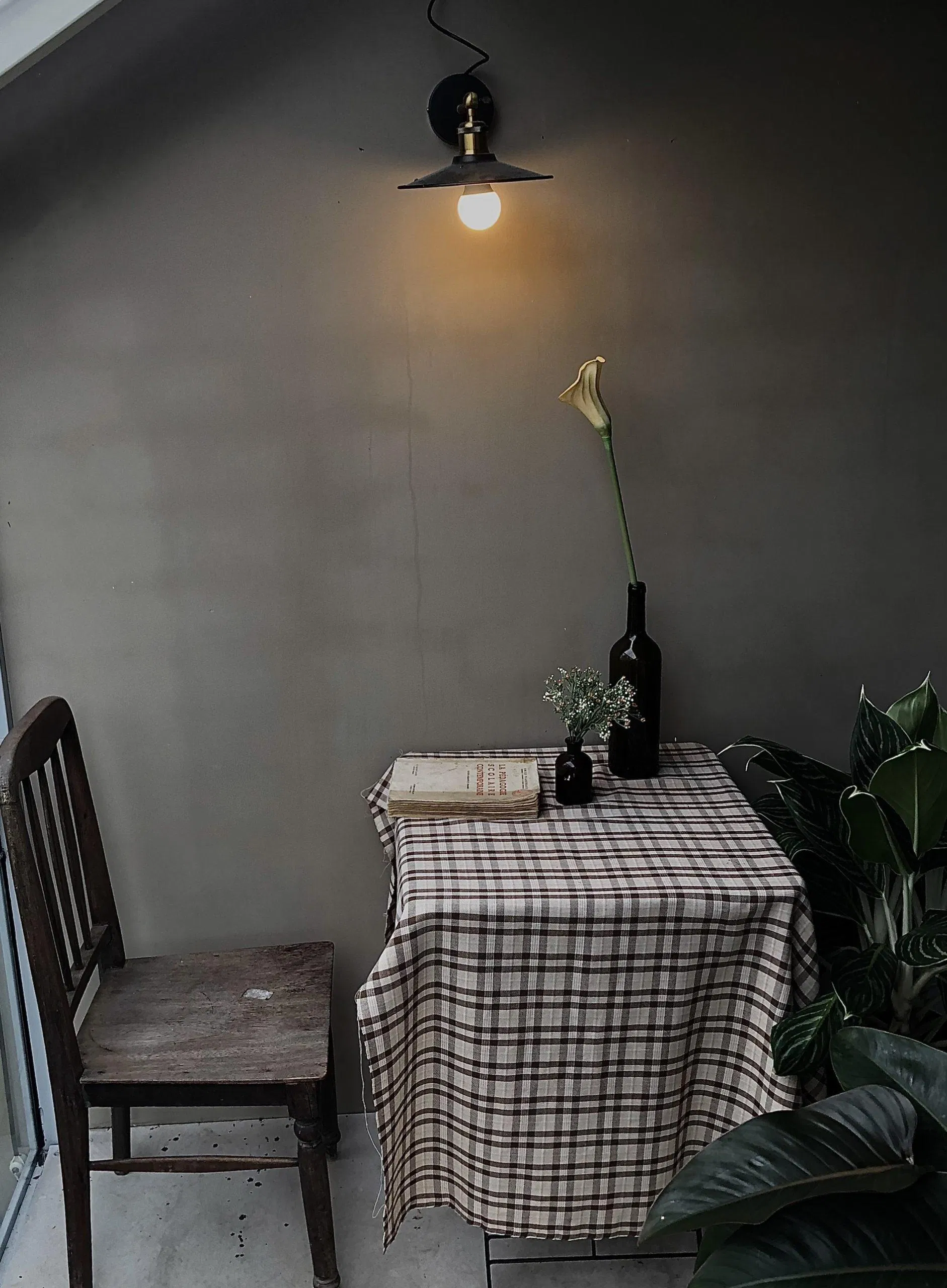 Góc bàn nhỏ cực thơ trên gác mái. (Nguồn ảnh: BlogAnChoi).