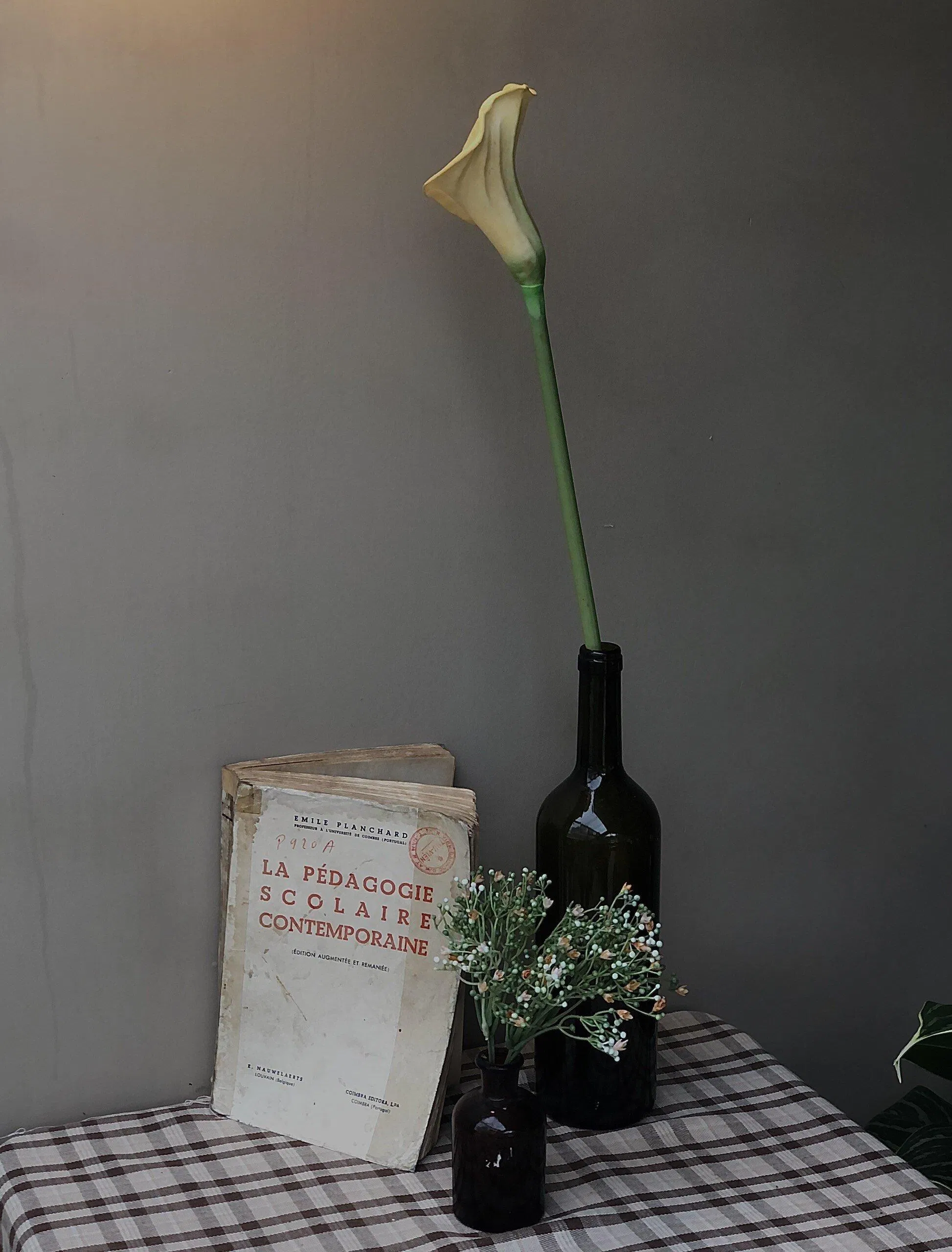 Cận cảnh góc bàn yên tĩnh trên gác mái. (Nguồn ảnh: BlogAnChoi).