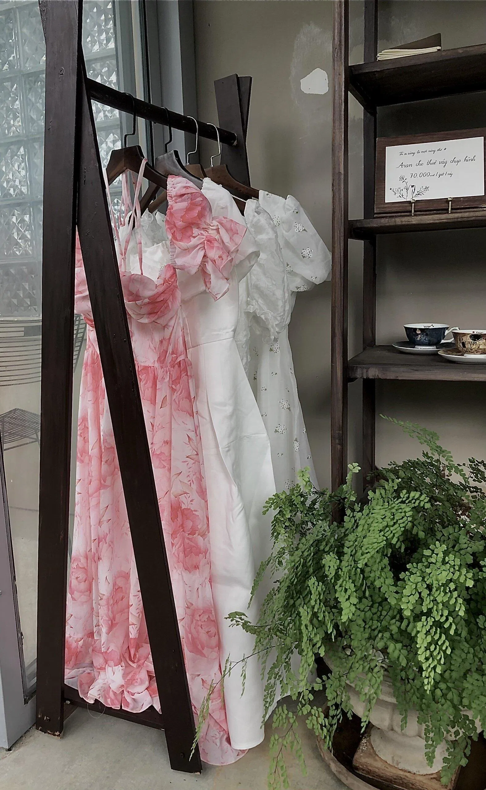 Những chiếc váy hoa với màu sắc nhã nhặn biến bạn trở thành nàng thơ (Nguồn ảnh: BlogAnChoi).