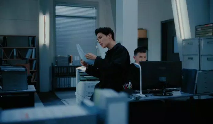 Người đi cùng anh chàng là một gã J-Hope xấu tính. (Ảnh: MV "MORE")