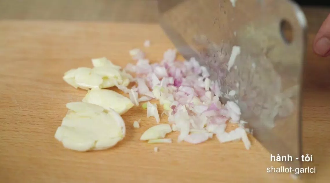 Băm nhỏ hành tỏi sau khi đã rửa sạch (nguồn: cobabinhduong)