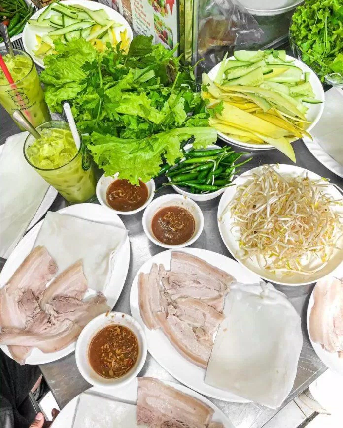 75 Phá đảo ẩm thực Đà Nẵng với foodtour 10 quán ngon bạn không nên bở lỡ vào mùa hè này mới nhất 4 Đia bánh tráng cuốn thịt heo ở chợ Cồn (Nguồn: Internet)