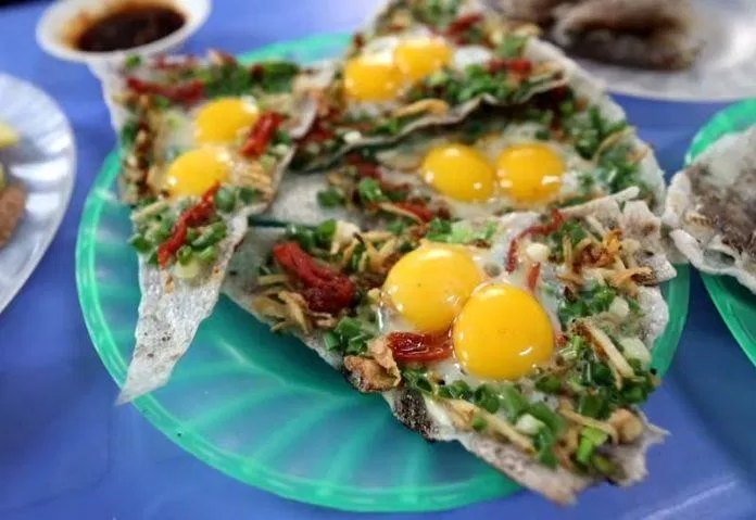 75 Phá đảo ẩm thực Đà Nẵng với foodtour 10 quán ngon bạn không nên bở lỡ vào mùa hè này mới nhất 16 Bánh tráng kẹp dì Hoàng (Nguồn: Internet)