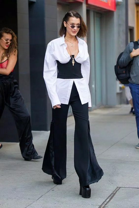 Bella Hadid cực kì đam mê những chiếc áo corset cổ điển mà sexy như thế này. (Nguồn: Internet).