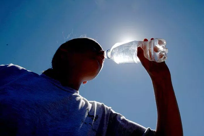 Uống đủ nước cũng là một cách bảo vệ cơ thể trong mùa nắng nóng (Ảnh: Internet)
