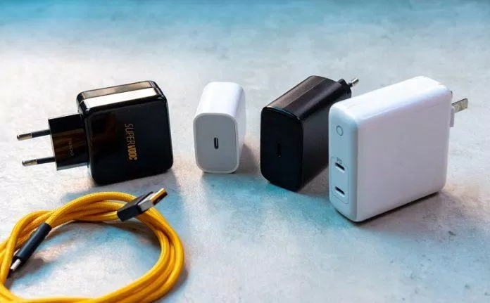 Kiểm tra xem bộ sạc có được thiết kế phù hợp với điện thoại hay không (Ảnh: Internet). Kiểm tra xem bộ sạc có được thiết kế phù hợp với điện thoại hay không (Ảnh: Internet).