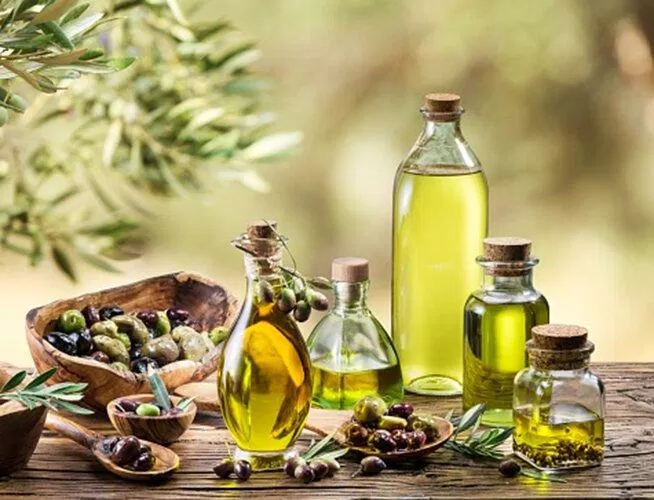 Có 3 loại dầu olive là dầu tinh luyện, dầu nguyên chất và dầu tinh khiết (Ảnh: Internet)
