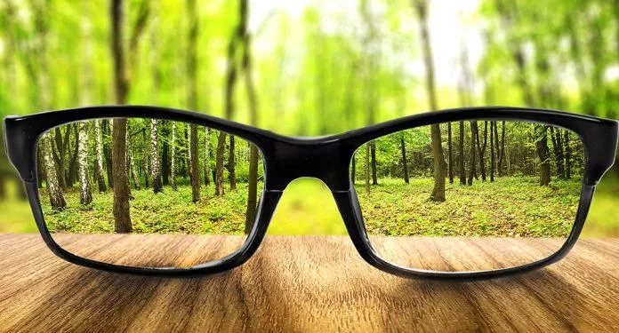 Mắt cận thị không nhìn rõ vật ở xa nếu không đeo kính (Ảnh: Internet)