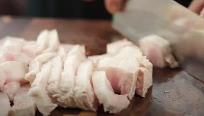 Cắt thịt heo thành từng miếng nhỏ vừa ăn. (nguồn: Internet)