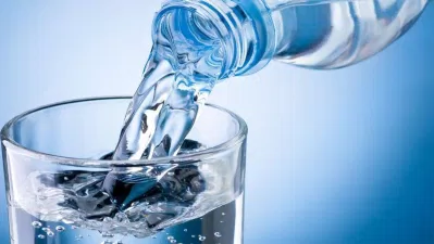 Uống đủ nước để giữ ẩm cho cơ thể vào mùa đông (Ảnh: Internet).