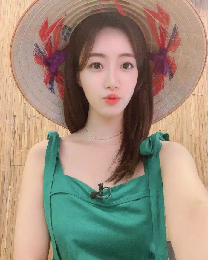 Chị ba chụp ảnh bên chiếc nón lá đằm thắm đến lạ (Ảnh: Internet)